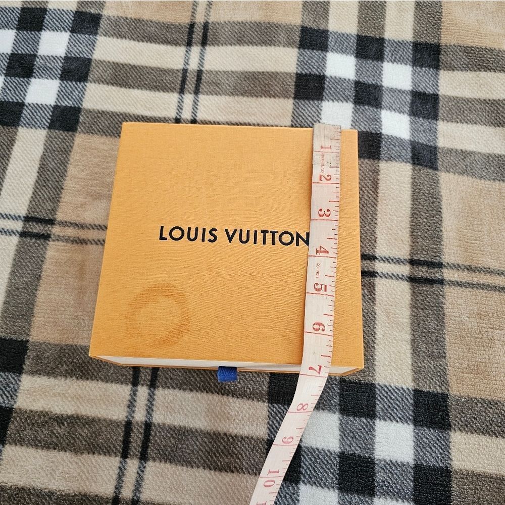 Louis Vuitton Gift Box with Ribbon - Picture 6 of 6